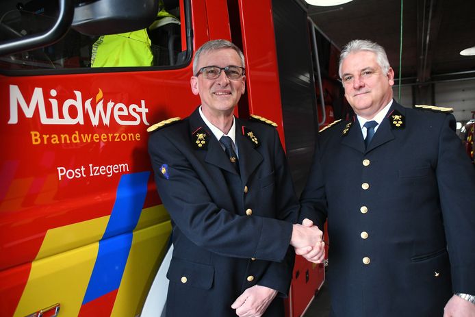 Johan Dermaut (links) wenst zijn opvolger Marc Reubens alle succes, als postoverste in Izegem.