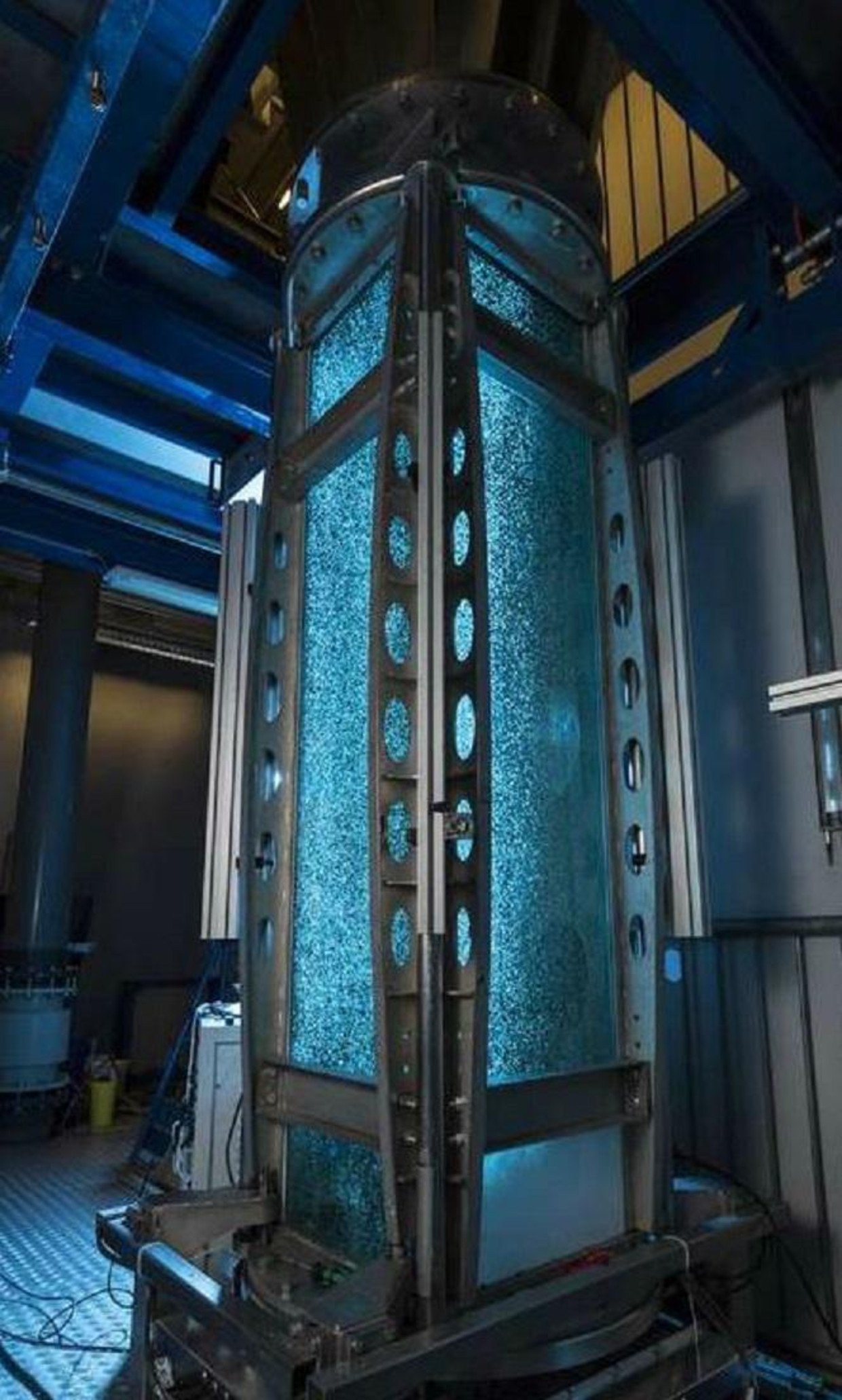 De Twentse watertunnel van acht meter hoog kan een watervoorraad van zesduizend liter met elke gewenste turbulentie rondpompen. Beeld Trouw
