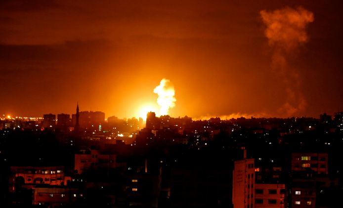 Een explosie tijdens een Israëlische luchtaanval op Gaza.