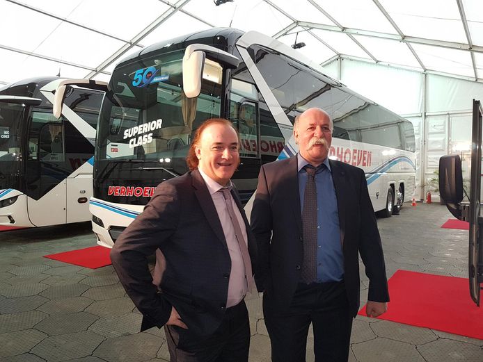Rudy en Johan Verhoeven voor de splinternieuwe bus.