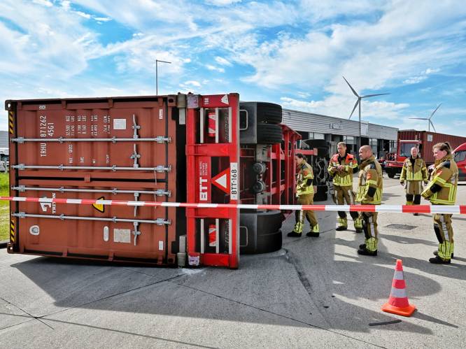Zwaar beladen vrachtwagen kantelt als hij afrit van industrieterrein Tilburg verlaat