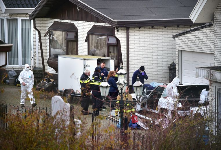 In 2019 doorzoekt justitie het kamp in in Oss. Een vergaderschuur werd al maandenlang afgeluisterd.  Beeld Marcel van den Bergh