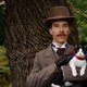 Benedict Cumberbatch hangt weer de klasbak uit in ‘The Electrical Life of Louis Wain’, en naar verluidt kan hij nog goed sjoelbakken ook!