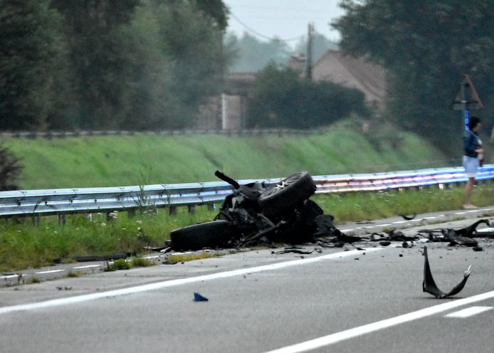 Bij een zware crash met een Maserati langs de Veurnekeiweg in Wulpen (Koksijde) zijn zaterdagavond een dode en zwaargewonde gevallen. Het voertuig werd volledig opengereten na een klap met een boom.