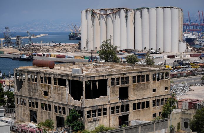 Beschadigde graansilo in de haven van Beiroet, Libanon.