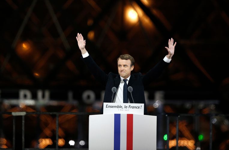 Emmanuel Macron viert zijn overwinning bij het Louvre in Parijs. Beeld AP