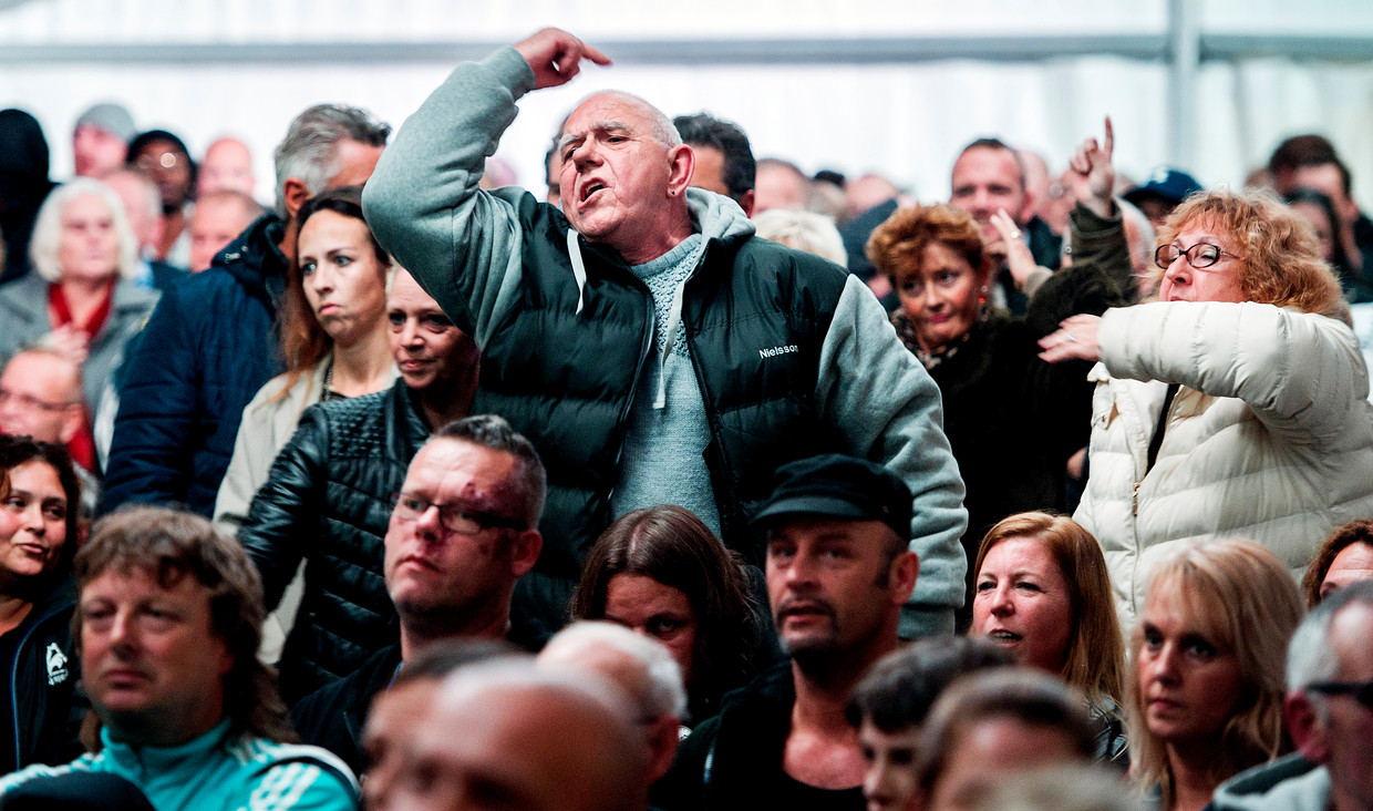 Tijdens een bijeenkomst met burgemeester Aboutaleb protesteren bewoners van het Rotterdamse stadsdeel IJsselmonde in oktober 2015 tegen de komst van een tijdelijk asielzoekerscentrum. Beeld Koen van Weel / ANP