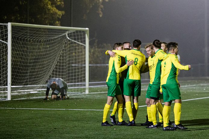 Blijdschap bij de 1-0 van Overwetering. Diepenveen-doelman Nick Witteveen ligt er verslagen bij.