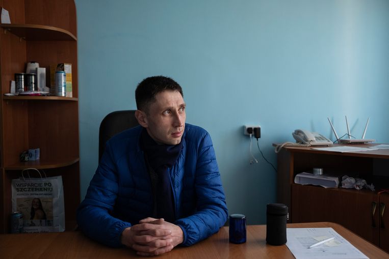 Oleg Brodyk, arts in het dorp Javonov, ving tientallen gewonden op.  Beeld Giulio Piscitelli IULIO PISCITELLI voor de Volkskrant