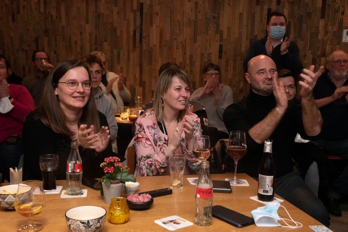 Applaus voor de 4de plaats van Michael Vanthourenhout  in het supporterscafé in Wetteren.