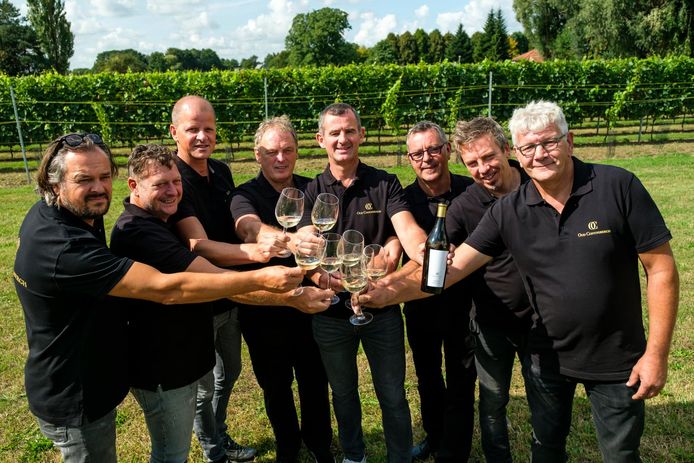 De leden van de Tafel van Acht klinken op hun eerste wijn.