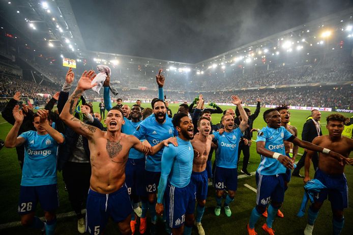 Spelers van Olympique Marseille vieren feest nadat de finale van de Europa League is bereikt. In de halve finale ontsnapte de ploeg in de verlenging tegen RB Salzburg (2-1 verlies, na 2-0 winst thuis).