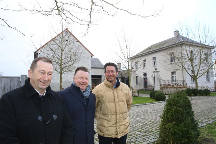 Schepen Roland Strouven, eigenaar Luc Paulus en burgemeester Jo Roggen bij de hoeve in de Lutsestraat.