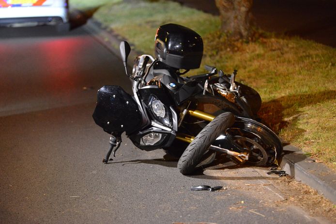 De zwaar beschadigde motor in Breda.
