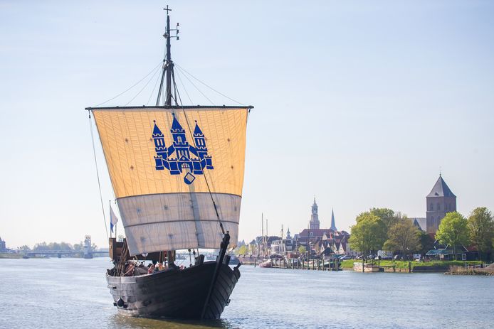 Dit is een replica van een Kamper Kogge, hier op de IJssel voor thuisbasis Kampen.