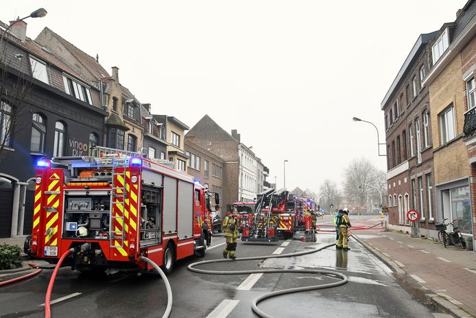 De brand woedde in een pand met vijf studio’s, op de hoek van de Noordstraat met de Gasstraat in Kortrijk.
