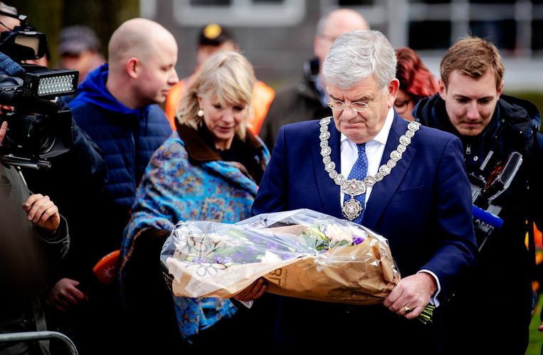 Burgermeester Jan van Zanen legt bloemen op het 24 Oktoberplein. Beeld anp