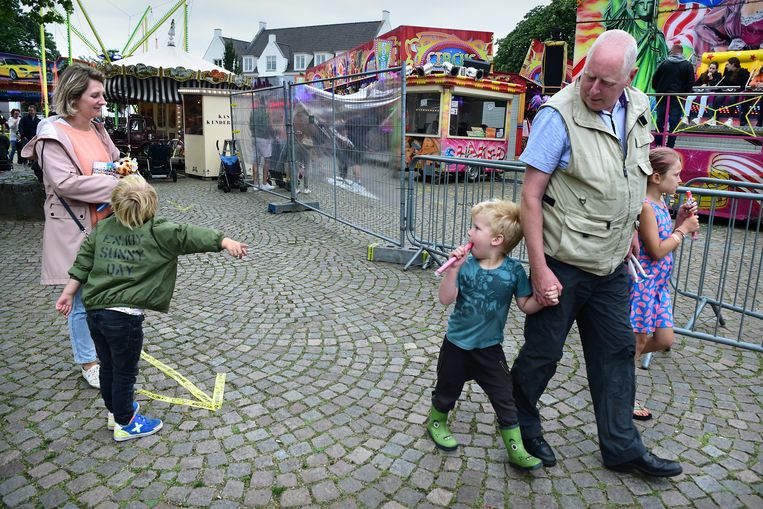 Coronamaatregelen op de kermis. Beeld Marcel van den Bergh / de Volkskrant
