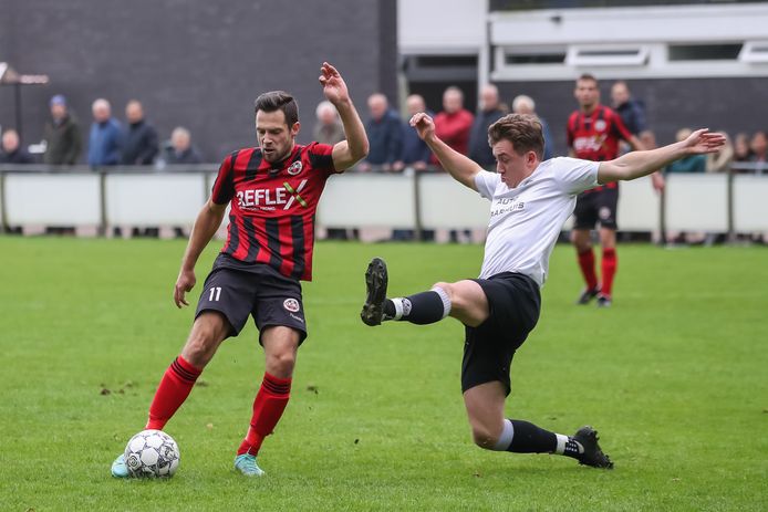 Bryan Eshuis (links) schoot DES tegen ASV ‘57 op 1-1. Uiteindelijk ging de ploeg uit Aadorp met de zege aan de haal.
