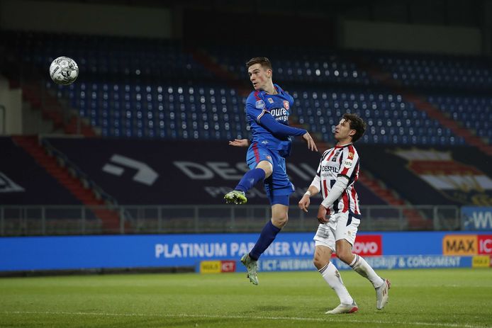 De goed spelende Daan Rots lijkt FC Twente op een 1-0 voorsprong te zetten, maar hij blijkt net buitenspel te staan.