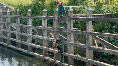 Rondvaartboot bijna vier uur vast in de sluis bij Andel en toen viel later op de Merwede ook de stro