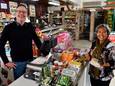 Eigenaar Boris Scheer met klant Mas Wagendawati in de Indonesische winkel Toko Tijn