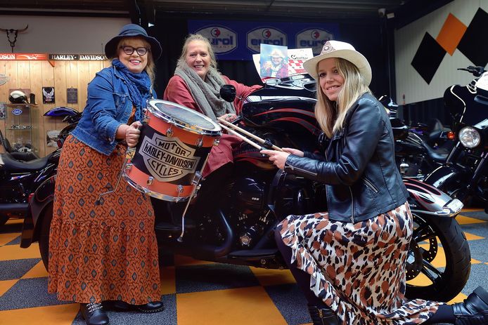 Marc had twee uitlaatkleppen: muziek en motoren. Vlnr: zus Mieke, echtgenote Manuela en dochter Sharona Kenis.