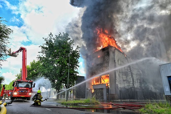 De brandweer rukte met meerdere brandweerwagens uit naar het bedrijventerrein in Oisterwijk.