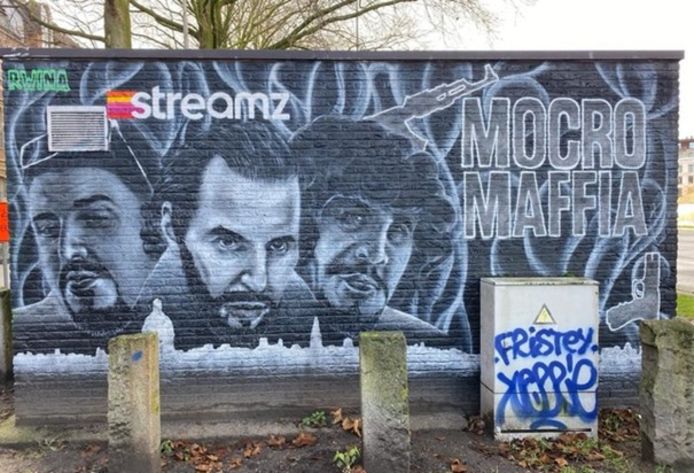 De street art maakt reclame voor de serie Mocromaffia.