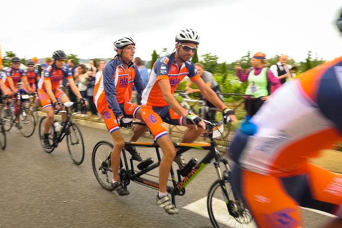 Team Jan van Heijst is vertrokken. Jan met zijn zoon Maarten op de fiets.
