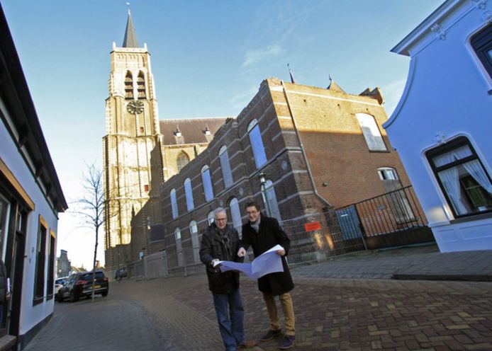 Hans Wierkx (rechts) en Karel Bartelen voordat het vervallen klooster in Oud Gastel werd aangepakt. Eind februari worden meer plannen voor het omliggende gebied bekend gemaakt.