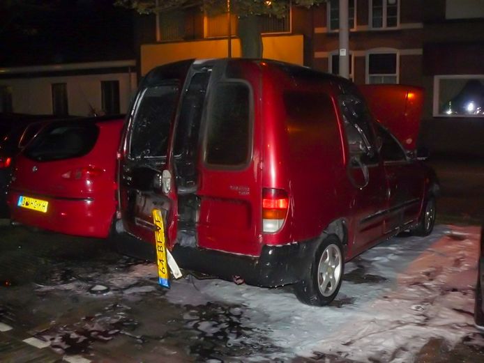 De beschadigde bus na brand in Almelo