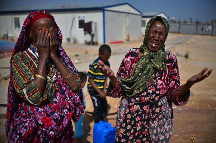 Vrouwen huilen in een vluchtelingenkamp vlak buiten Tripoli. Archieffoto.
