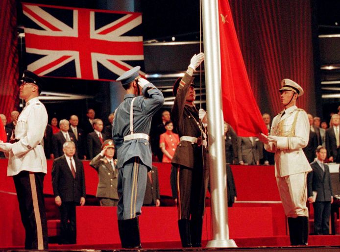 Archiefbeeld. De Chinese vlag wordt gehesen tijdens de ceremonie, waarmee een einde kwam aan 156 jaar Brits bewind. (01/07/97)