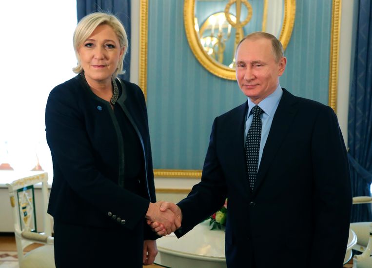 Presidentskandidaat Marine Le Pen op bezoek bij de Russische president Poetin in 2017.  Beeld AP