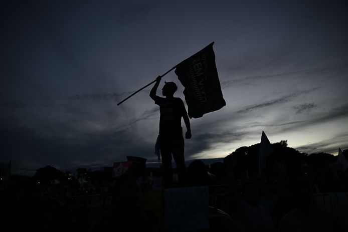 Een aanhanger van de Braziliaanse president Lula demonstreert in Brasilia, een dag na de opstand van Bolsonaro-aanhangers in dezelfde stad.