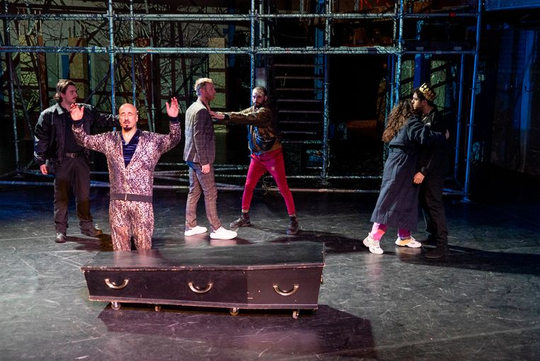 De Toneelmakerij en de Krakeling vroegen schrijver Abdelkader Benali voor jongeren een hedendaagse versie te maken van Hamlet. Beeld Jennifer Gijrath