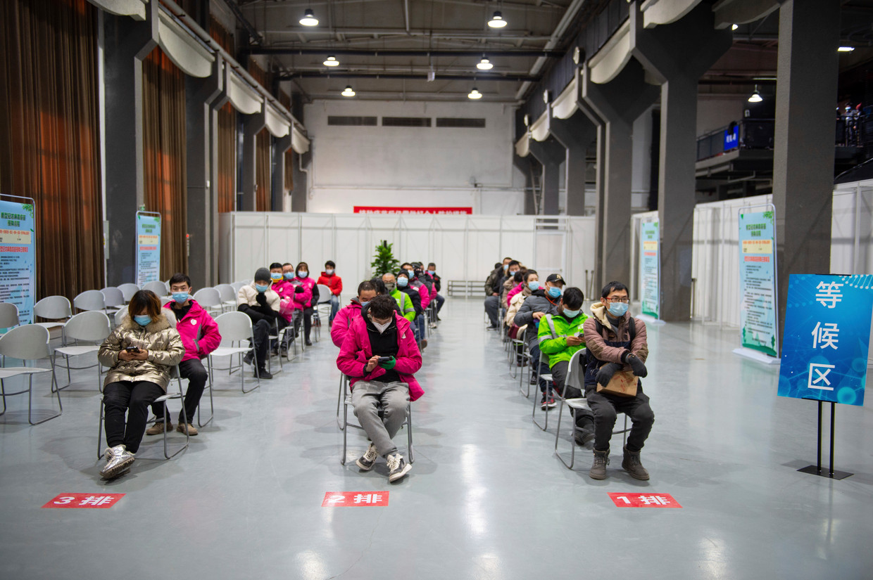 In Beijing wachten mensen al om gevaccineerd te worden.  Beeld AP