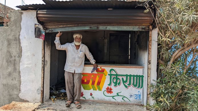 Nawab Khan staat bij zijn winkel die volledig geplunderd is door de rellen tegen moslims in Khargone