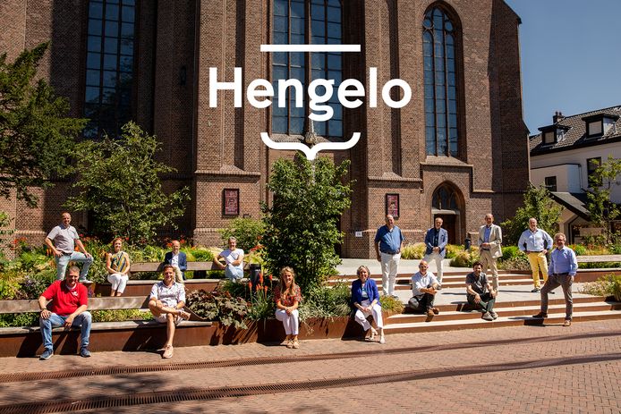 Vertegenwoordigers van de diverse betrokken partijen op de foto met het nieuwe logo van Hengelo Promotie.