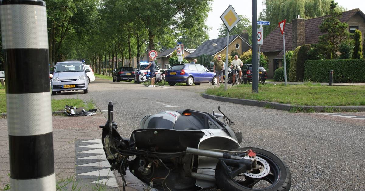Scooterrijder gewond bij botsing met auto in Waspik.