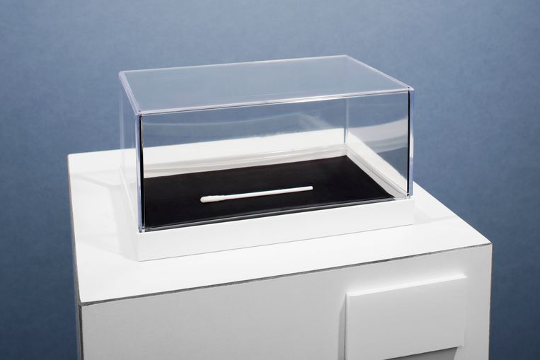 Coronakunst: het  wattenstaafje, noodzakelijk element voor het doen van de coronatest.  Beeld Rein Janssen