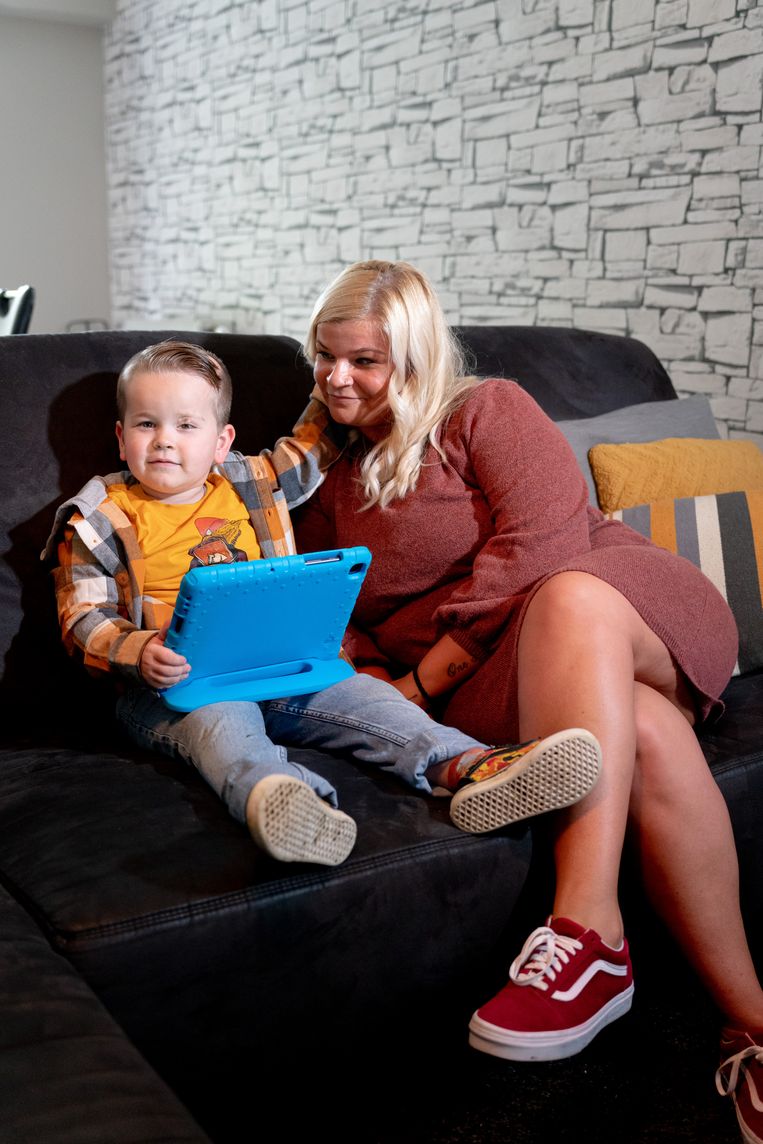 Ashley Christiaens en haar zoon. Beeld Wouter Van Vooren