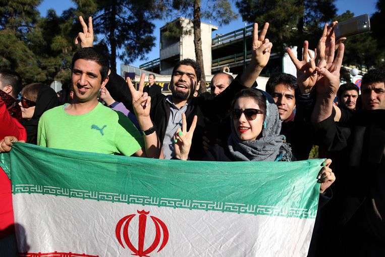 Iraniërs wachtten Zarif op bij terugkeer in Teheran na de onderhandelingen. Beeld ap