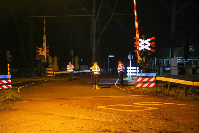 Medewerkers van ProRail en agenten op het spoor om te zoeken wat er precies in aanraking is gekomen met de trein bij Apeldoorn.