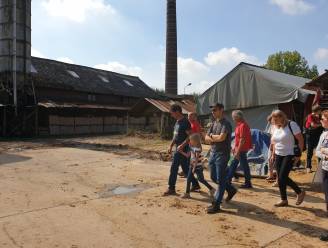Toeristische wandeling naar steenbakkerij Hove