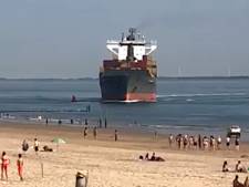 Un porte-conteneurs s’approche dangereusement d’une plage aux Pays-Bas