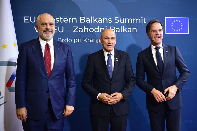 De Albanese premier Edi Rama (L), de Sloveense premier Janez Jansa en de Nederlandse premier Mark Rutte (R) tijdens de EU-top in Slovenië.