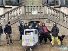 Actievoerders voeren actie... om actie te mogen voeren. “Dikke boete voor het stadhuis!”