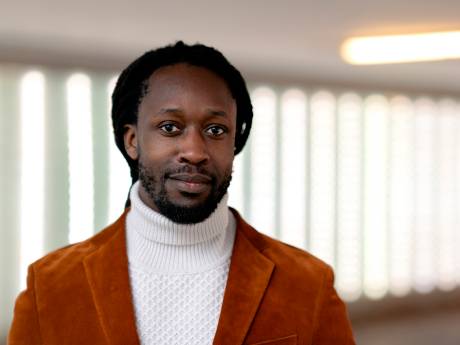 Akwasi blijft na ophef bij Omroep Zwart, maar achter de schermen